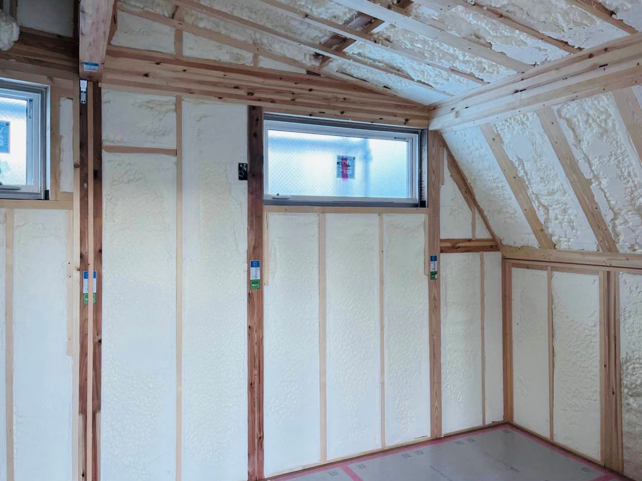 現場発泡ウレタン断熱施工1